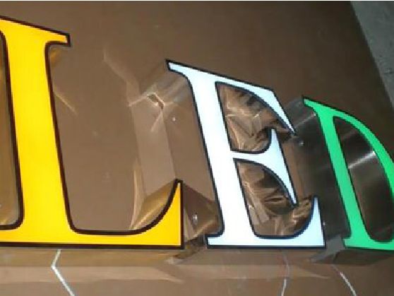 兴平介绍LED招牌的基础知识。